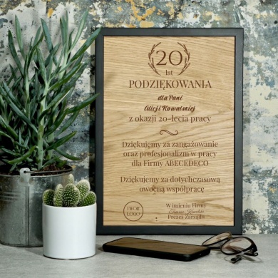 Drewniana tabliczka pamiątkowa w ramie z grawerem na naturalnym dębie – Jubileusz i Podziękowania