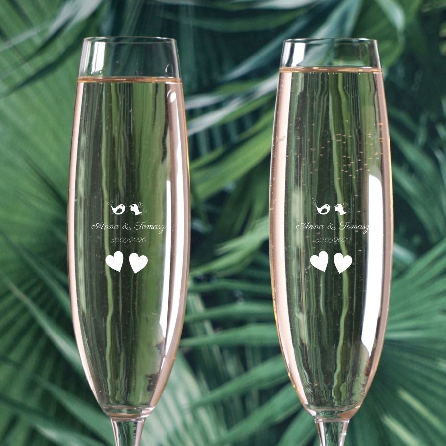 Kieliszki do szampana dla Par z grawerowanym motywem PTASZKI (x2)- zbliżenie na grafikę