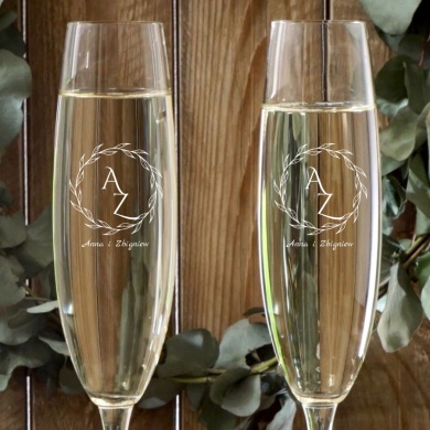 Kieliszki do szampana dla Par z grawerunkiem MONOGRAMY W WIANKU (x2)- zbliżenie na grawer