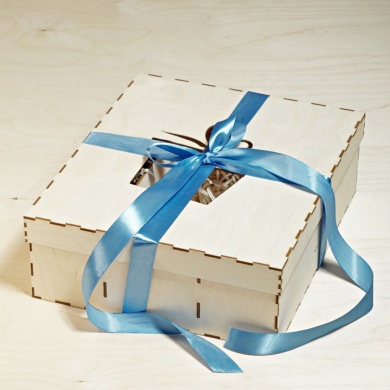 Personalizowane Pudełko prezentowe drewniane na 2 Kieliszki i Szampana z grawerowanym motywem ŚLUB I ROCZNICA- wstążka niebieska