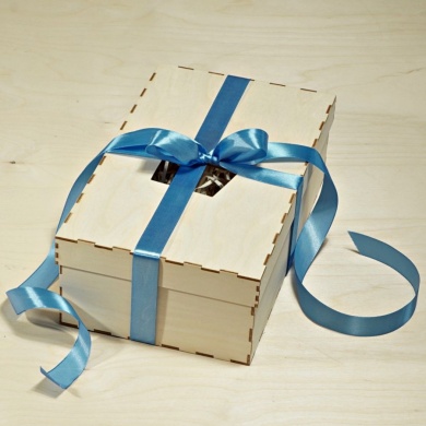 Drewniane pudełko prezentowe na Szampana i Kieliszek do szampana PREZENCIK- wstążka niebieska