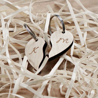 INICJAŁY 2 Grawerowane Breloki drewniane do kluczy dla Par w kształcie połowy serca (x2)