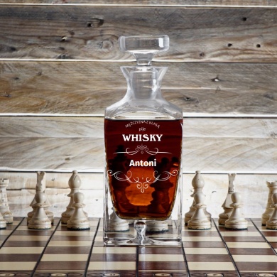 Personalizowana Karafka do whisky z grawerem MĘŻCZYZNA Z KLASĄ PIJE WHISKY