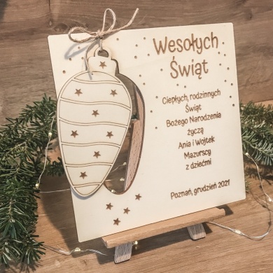 Drewniana Kartka świąteczna BOMBKA NA CHOINKĘ z wygrawerowanymi życzeniami z okazji Bożego Narodzenia