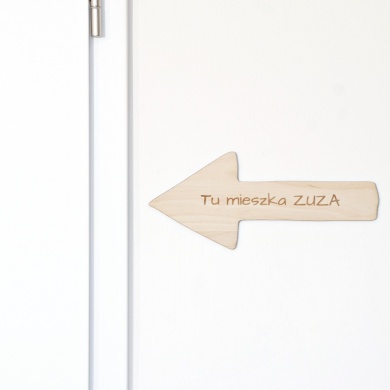 Personalizowany Szyld drewniany w formie strzałki do naklejenia na ścianę lub drzwi TU MIESZKA- brzoza skandynawska