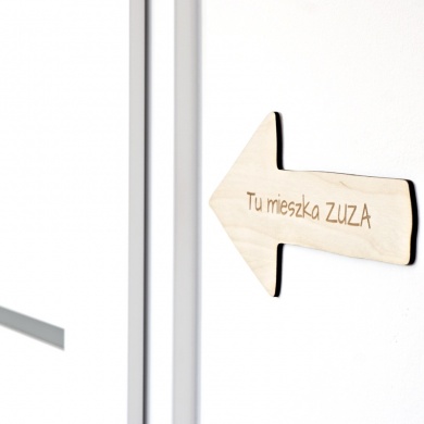 Personalizowany Szyld drewniany w formie strzałki do naklejenia na ścianę lub drzwi TU MIESZKA ZUZA- brzoza skandynawska