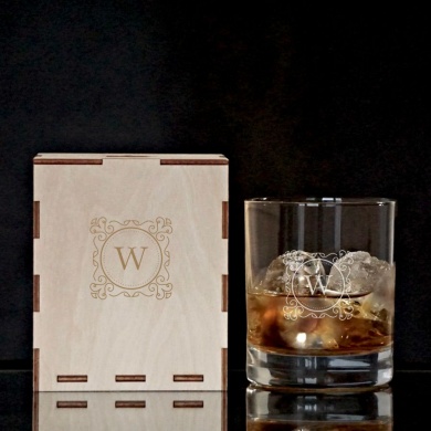 Grawerowana Szklanka do whisky w dedykowanym drewnianym pudełku prezentowym z grafiką Inicjał Personalizowany zestaw na prezent