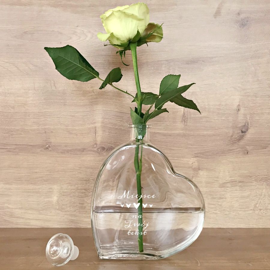 Personalizowany prezent dla mamy Grawerowana butelka-karafka ozdobna serce Twoja Dedykacja, flakonik na kwiaty