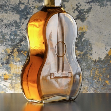 Butelka gitara z grawerem Róża Wiatrów Personalizowany prezent dla podróżnika- widok z boku