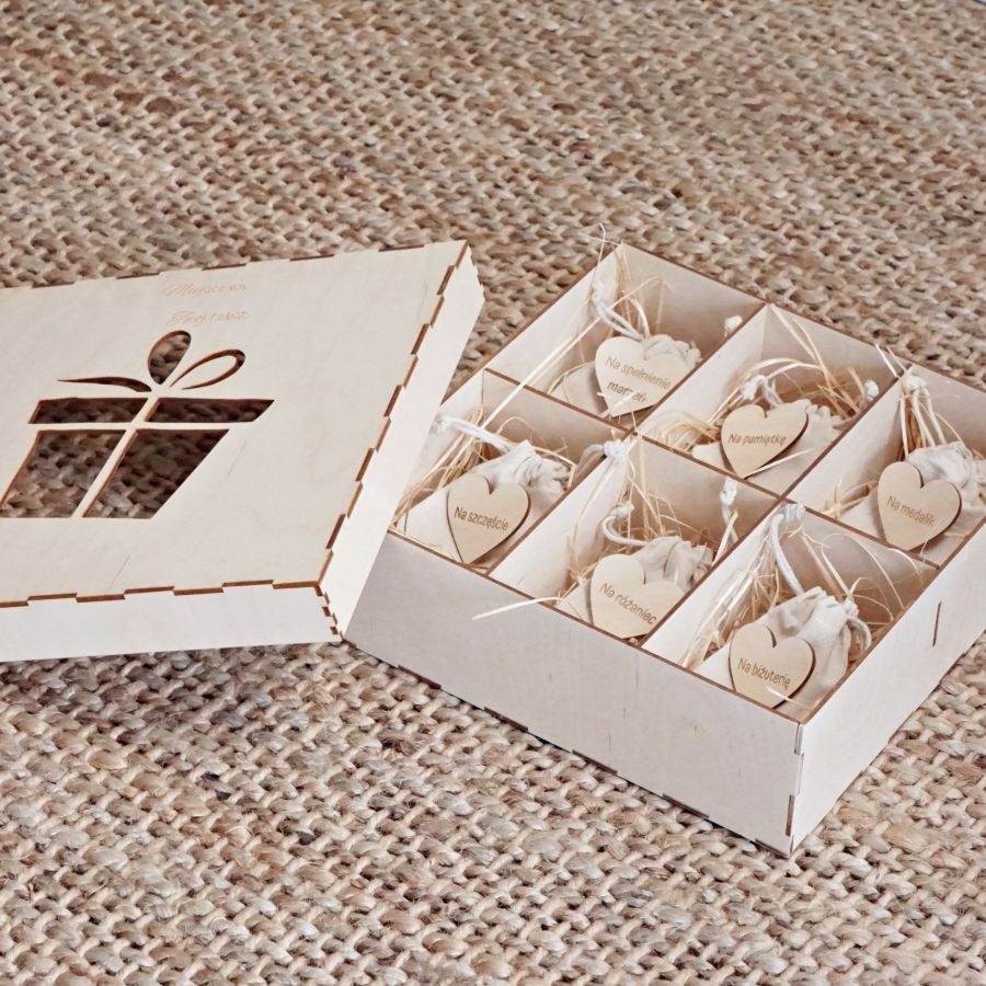 Personalizowane Pudełko drewniane z przegródkami i grawerowanymi serduszkami na Prezent Komunijny