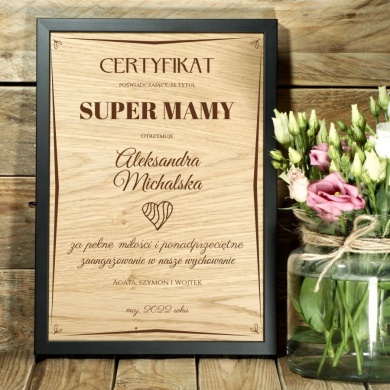 Grawerowany Certyfikat drewniany w czarnej ramie Super Mama- dąb