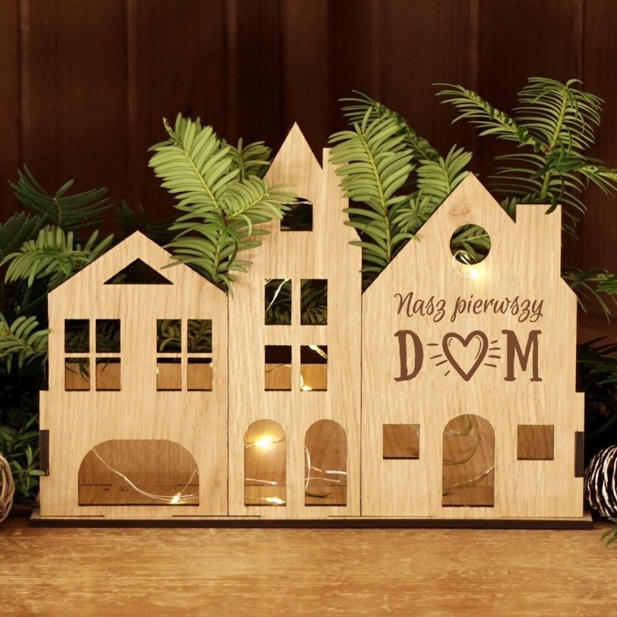 Drewniane domki Scandi z grawerem Mój Pierwszy Dom nastrojowe lampki LED
